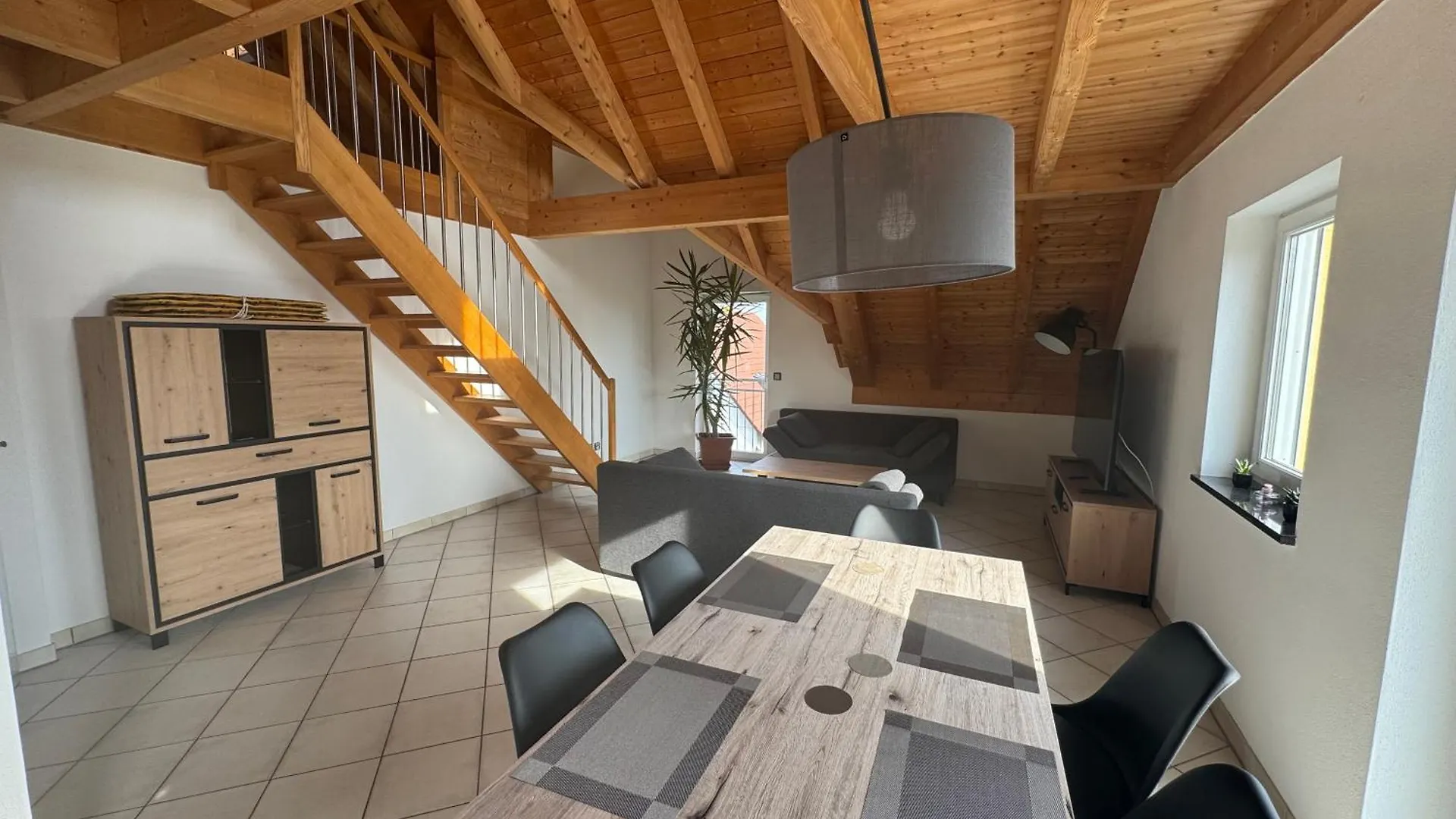 5-Seen-Loft Mit 6-8 Schlafplaetzen, Ferienwohnung Naehe Ammersee, Neu Eingerichtet contacts